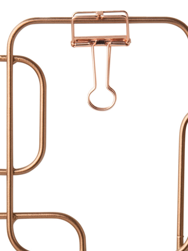 Enrejado de metal con ganchos para fotos