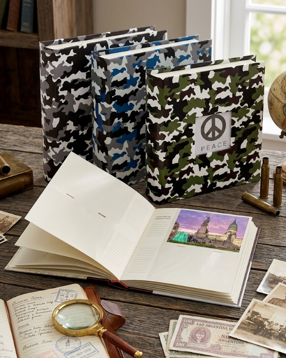 Album con tapas camufladas y ventana.