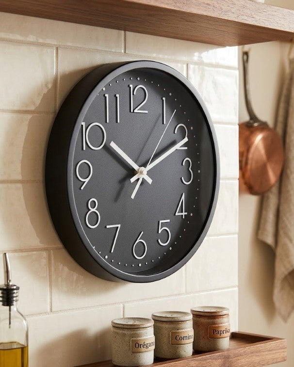 Reloj plástico de pared 30 cm.